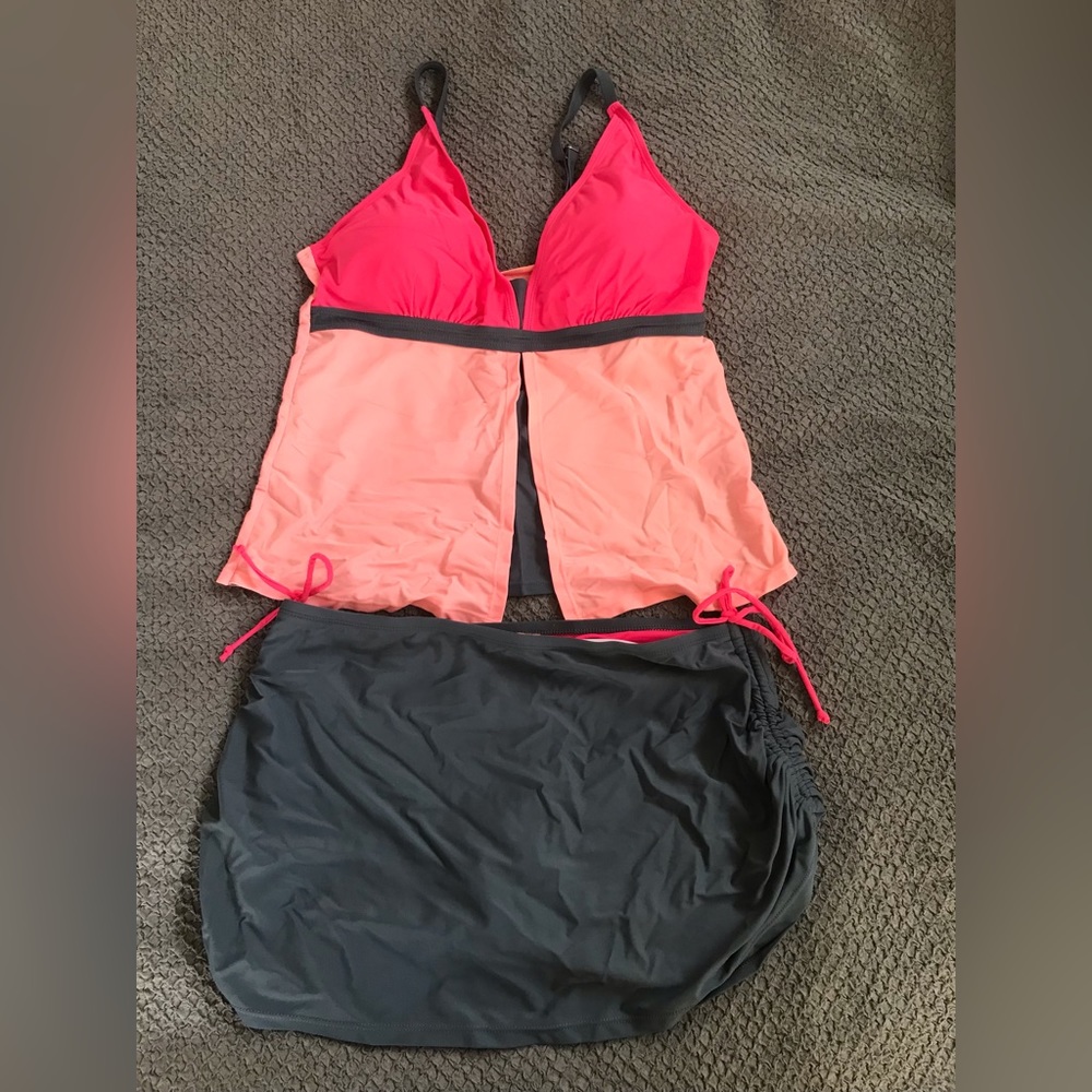 Grey, pink ans salmon color skirted tankini in EUC